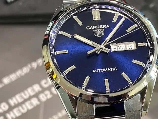 シンプルな機械式腕時計のタグ・ホイヤー カレラ キャリバー5 ...